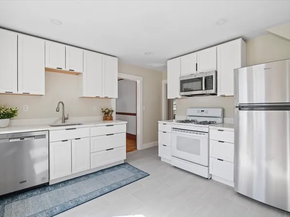 45 Redlands Rd Floor 2, West Roxbury, MA 02132