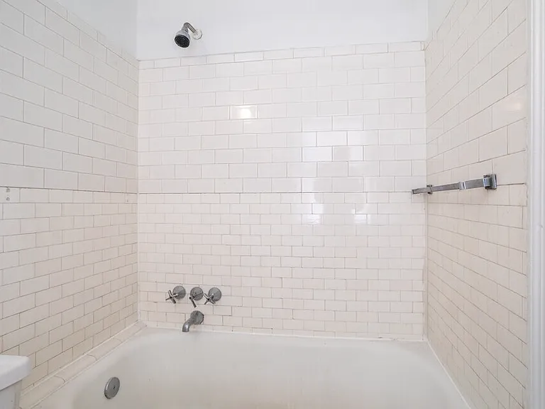 Stonehurst Apartments — Photo 11