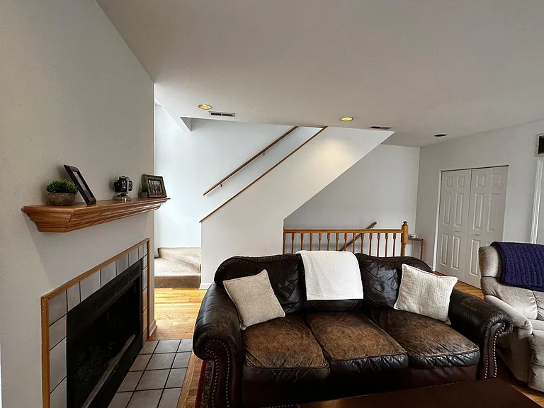 STAIRS TO 2ND LEVEL