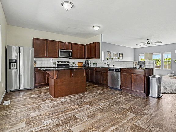 3rd image of 8165 Buck Ave