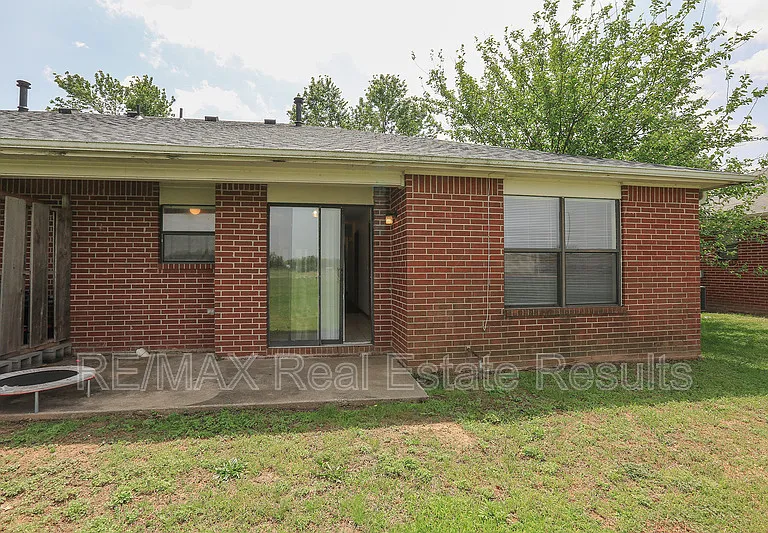 2219 W Roselawn St — Photo 25