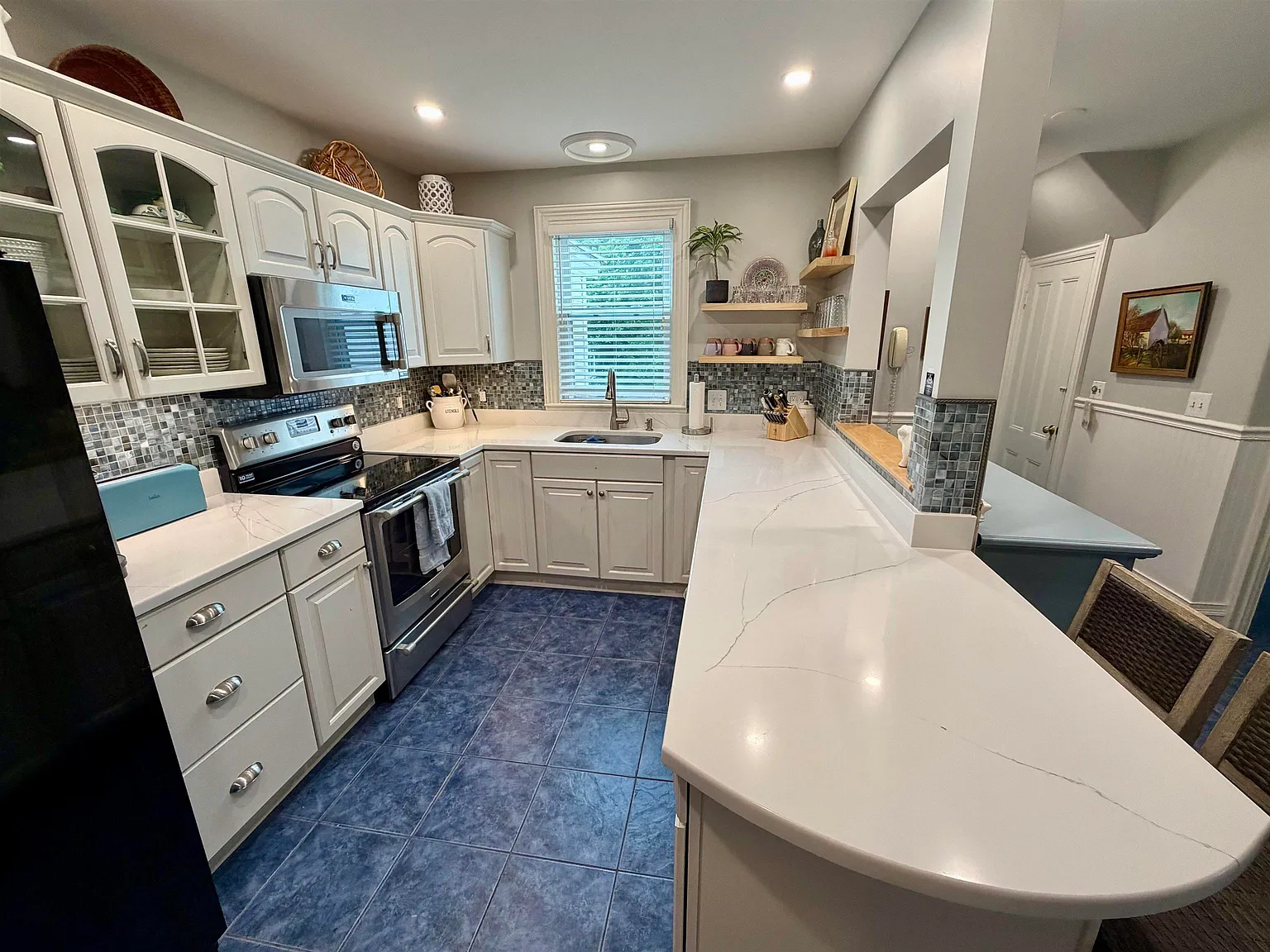 4 bed, 2.0 bath, 2118 sqft, $5,000 — Photo 2