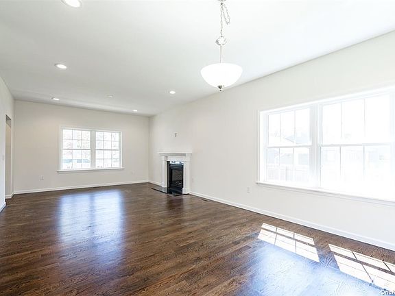 5th image of 16 Lindsay Ave