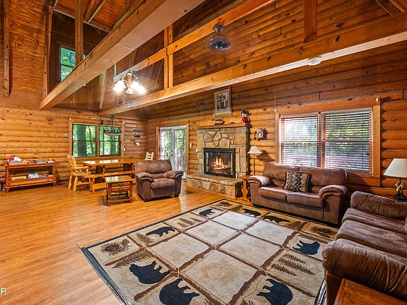 5th image of 1110 Alpenrose Rd