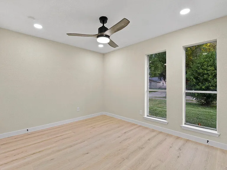 2322 Aprilmont Dr — Photo 20