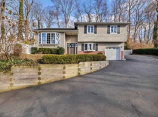 87 Woodchuck Hollow Rd, Cold Spring Harbor, NY 11724