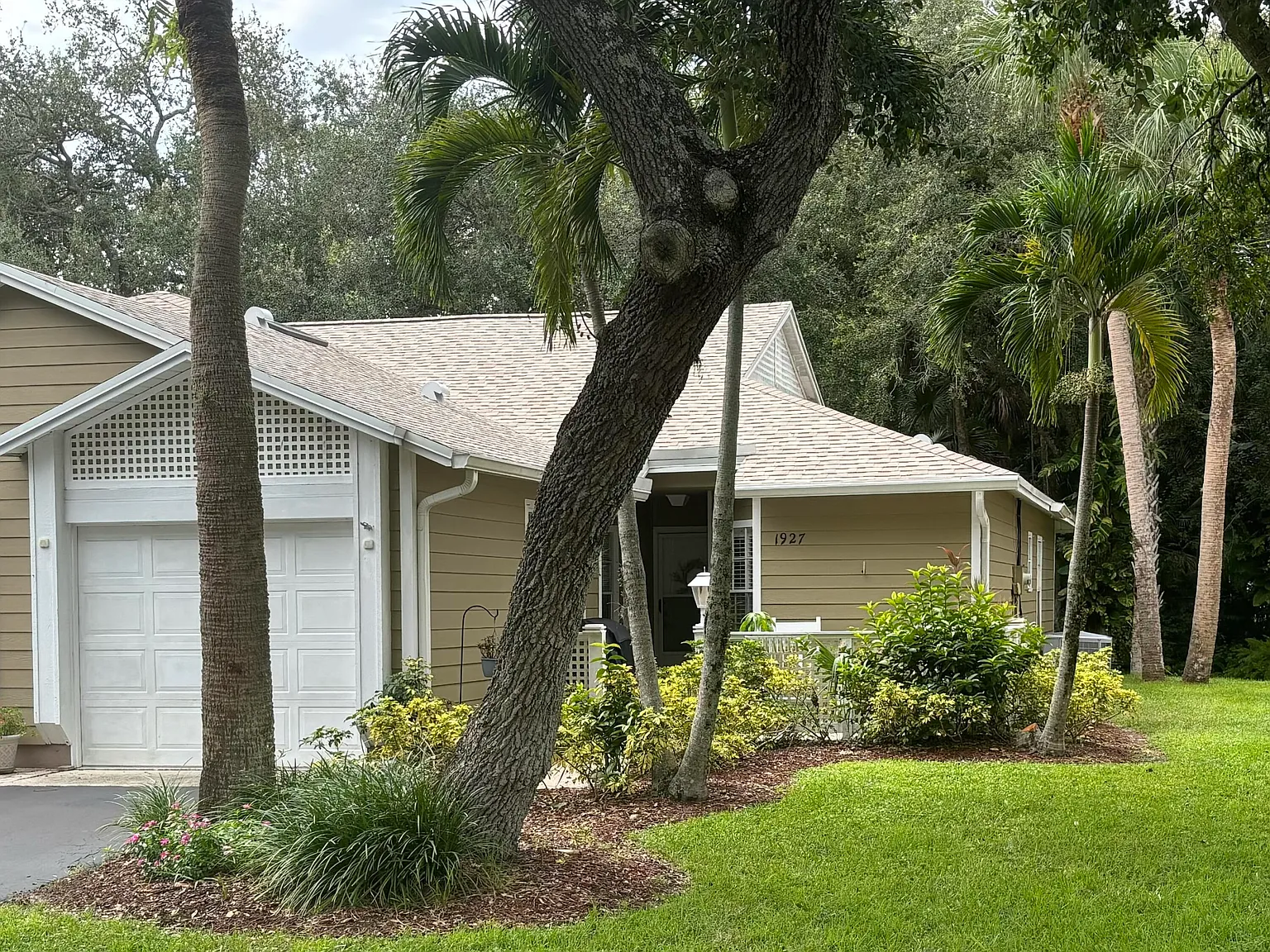 2 bed, 2.0 bath, 971 sqft, $1,895 — Photo 2