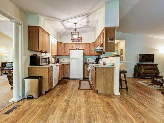 4th image of 225 Poplar Dr