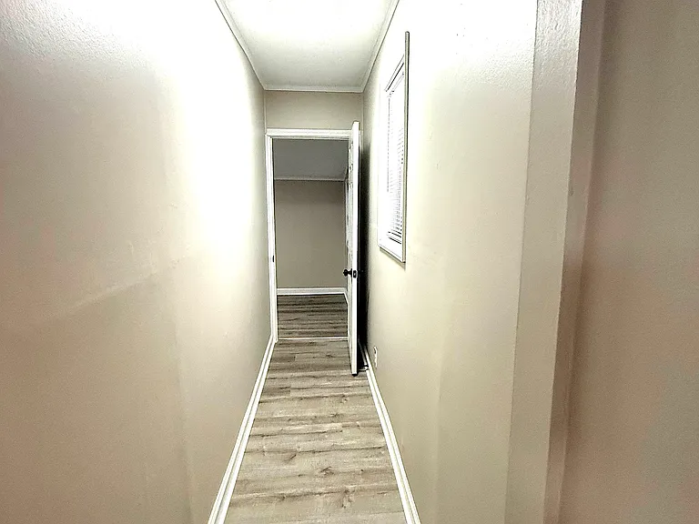 Hallway to rear bedroom - 1st floor