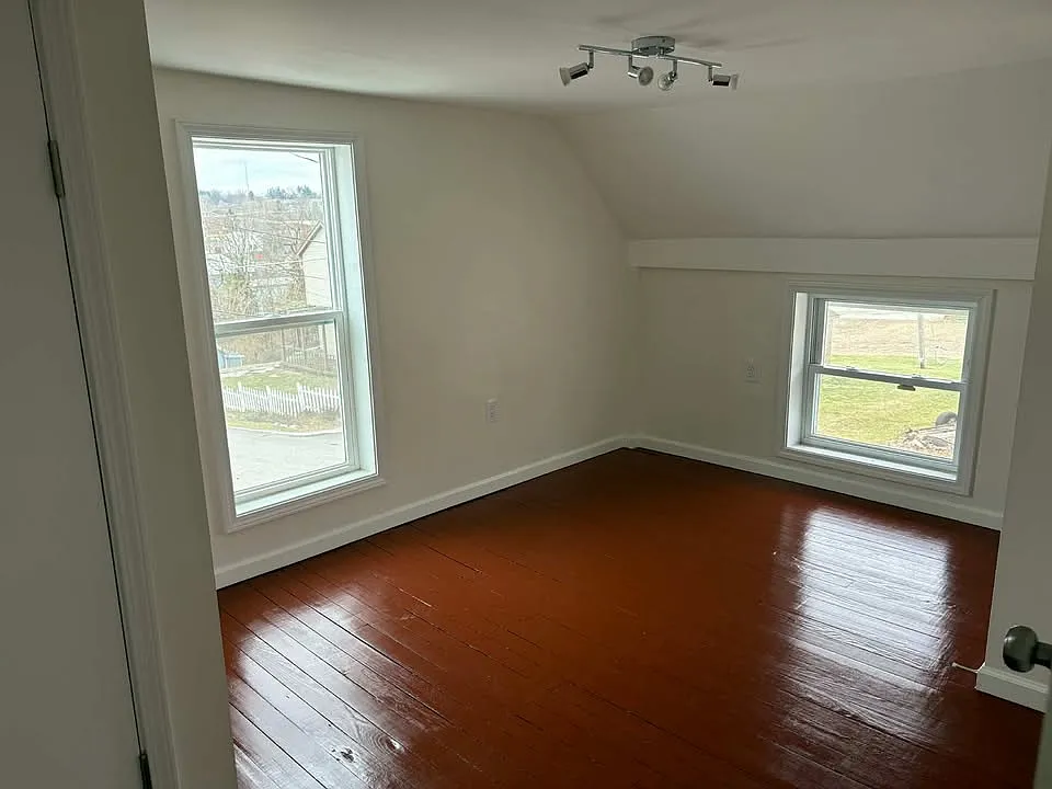 3 bed, 1.5 bath, 940 sqft, $1,500 — Photo 3
