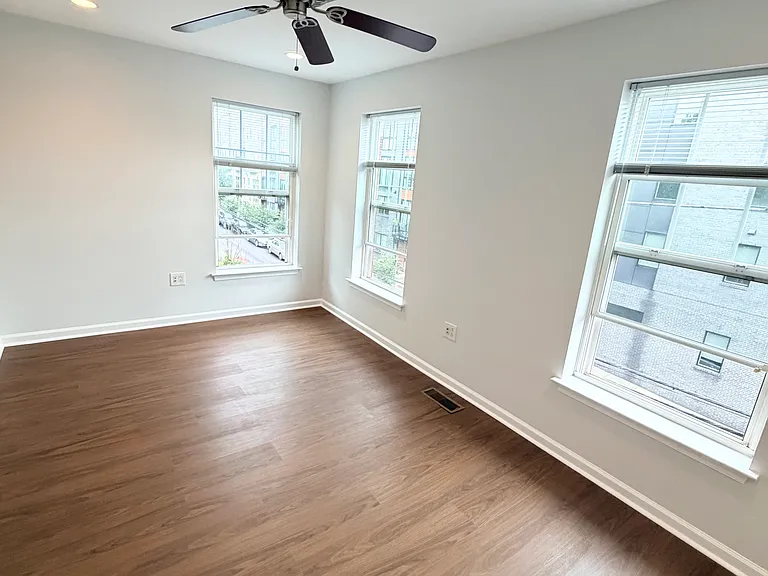 1318 Bainbridge St — Photo 9
