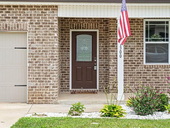 4th image of 1300 Black Oak Cir
