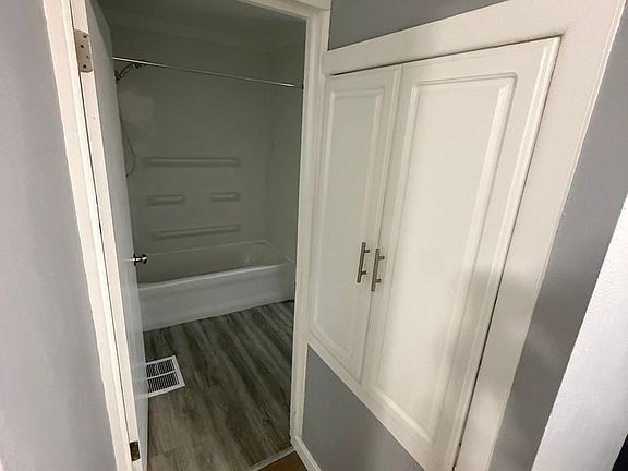 4th image of 722 Coyne Ave