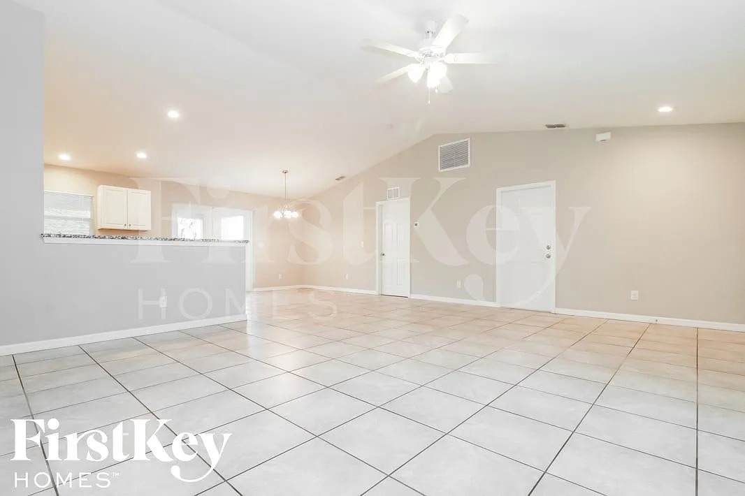3 bed, 2.0 bath, 1612 sqft, $2,130 — Photo 4