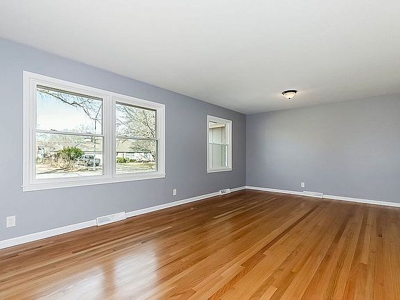 3rd image of 11145 Walnut St