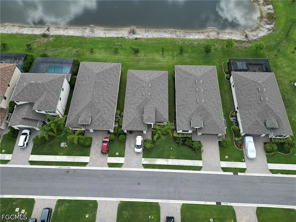 3 bed, 3.0 bath, 1852 sqft, $2,200 — Photo 2