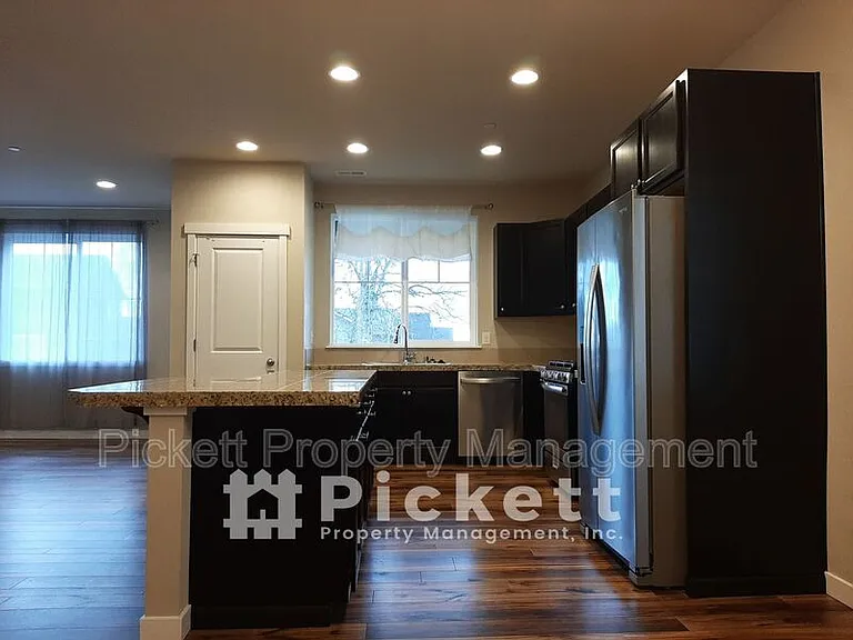 1004 Samara St — Photo 2