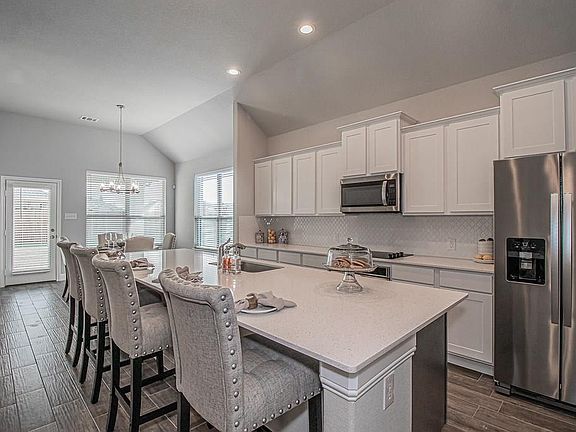 3rd image of 1465 Lakeview Dr