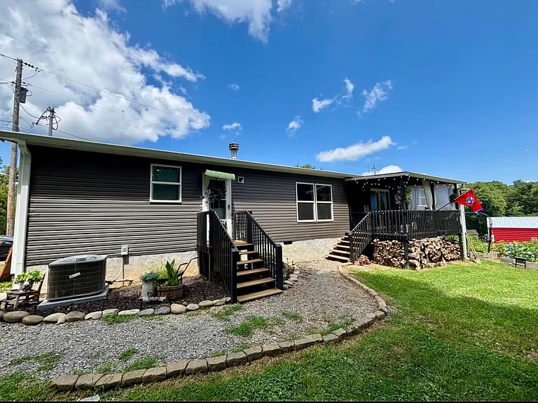 124 Kathy Ln — Photo 2