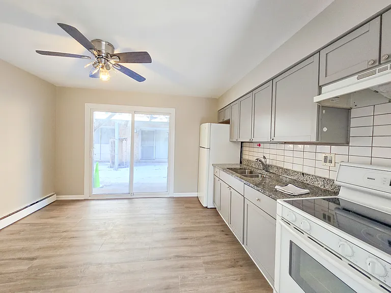 7719 S Roberts Rd #1E — Photo 3