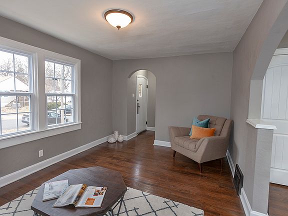 4th image of 2322 Hood Ave