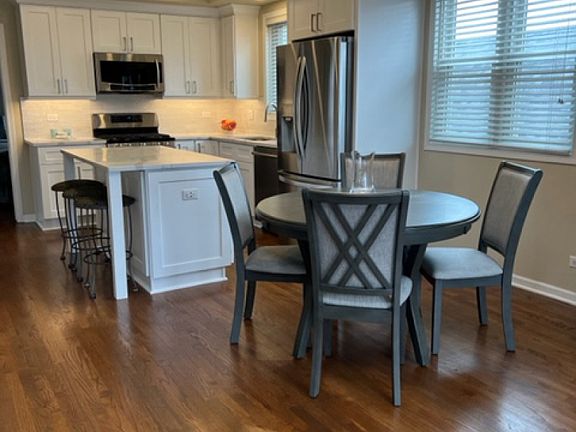3rd image of 1535 W Oakdale Ave #3