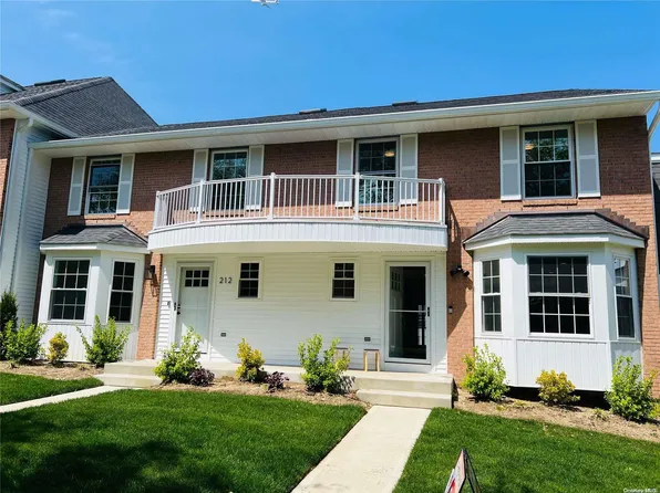 211 Summit Way #211, Syosset, NY 11791