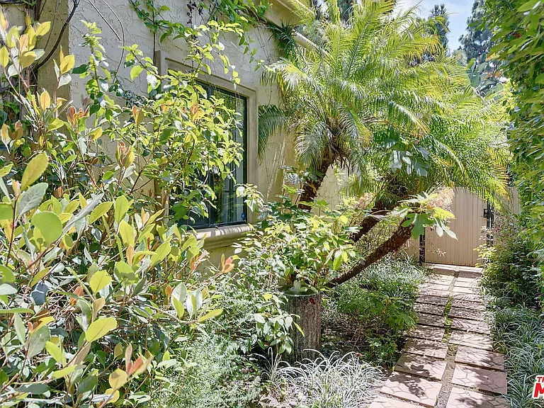1902 Granville Ave — Photo 3