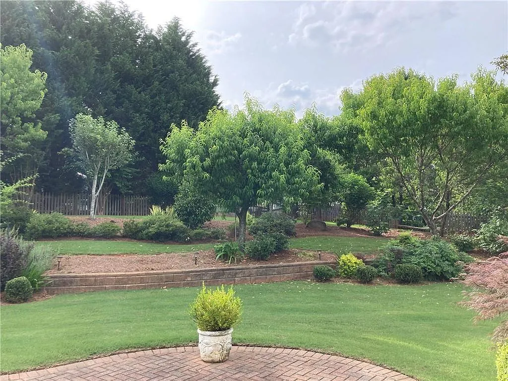 4 bed, 3.0 bath, 2825 sqft, $3,200 — Photo 3