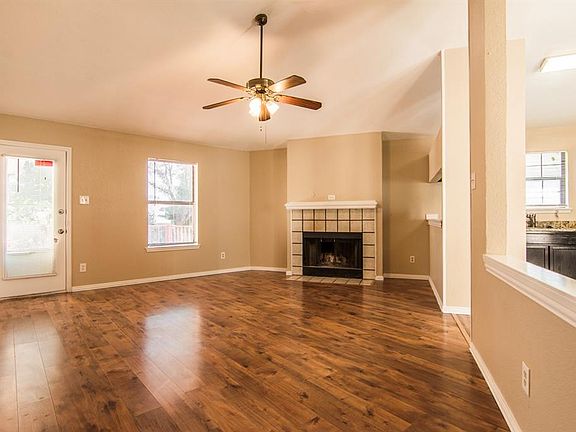 3rd image of 1024 W Hills Ter