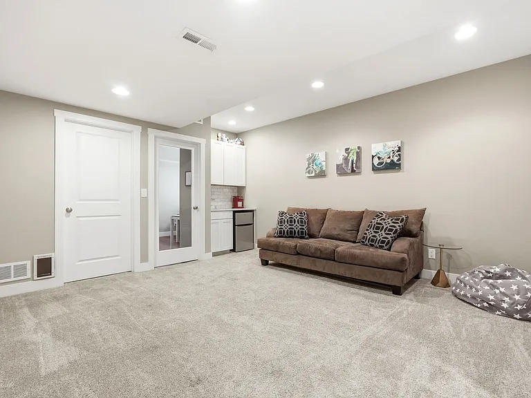 4976 Akron St — Photo 10