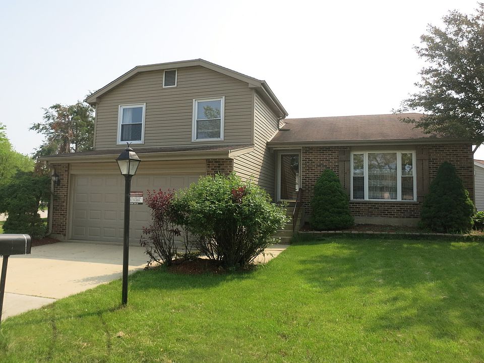1st image of 2 Woodbury Ct