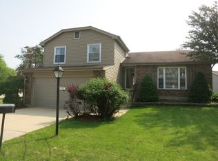 2 Woodbury Ct, Streamwood, IL 60107