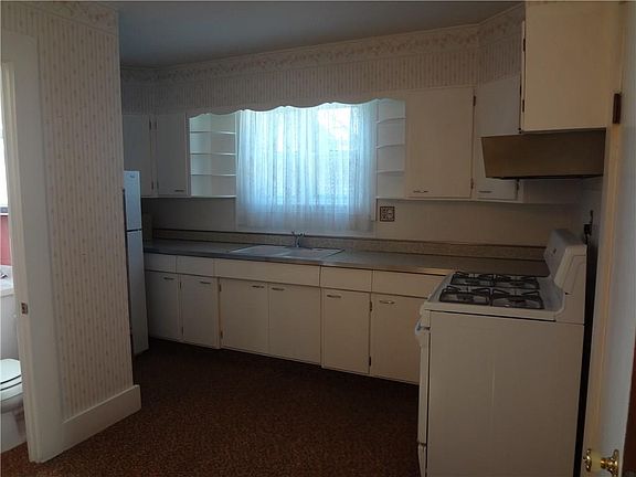 4th image of 627 Elm St