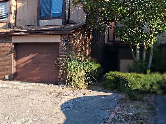 2nd image of 9 Hidden Cove Cir