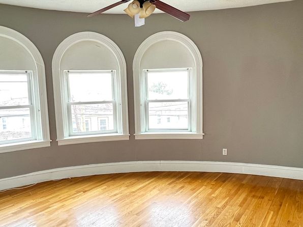 267 Washington Ave APT 5, Winthrop, MA 02152