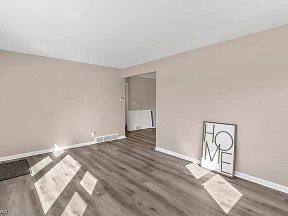 3rd image of 570 Lynn Dr