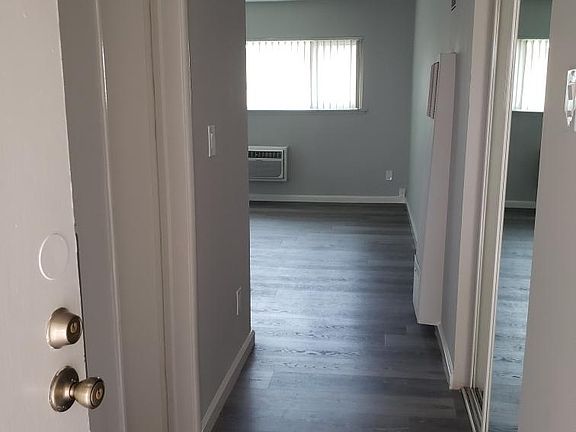 5th image of 5150 Woodman Ave #26