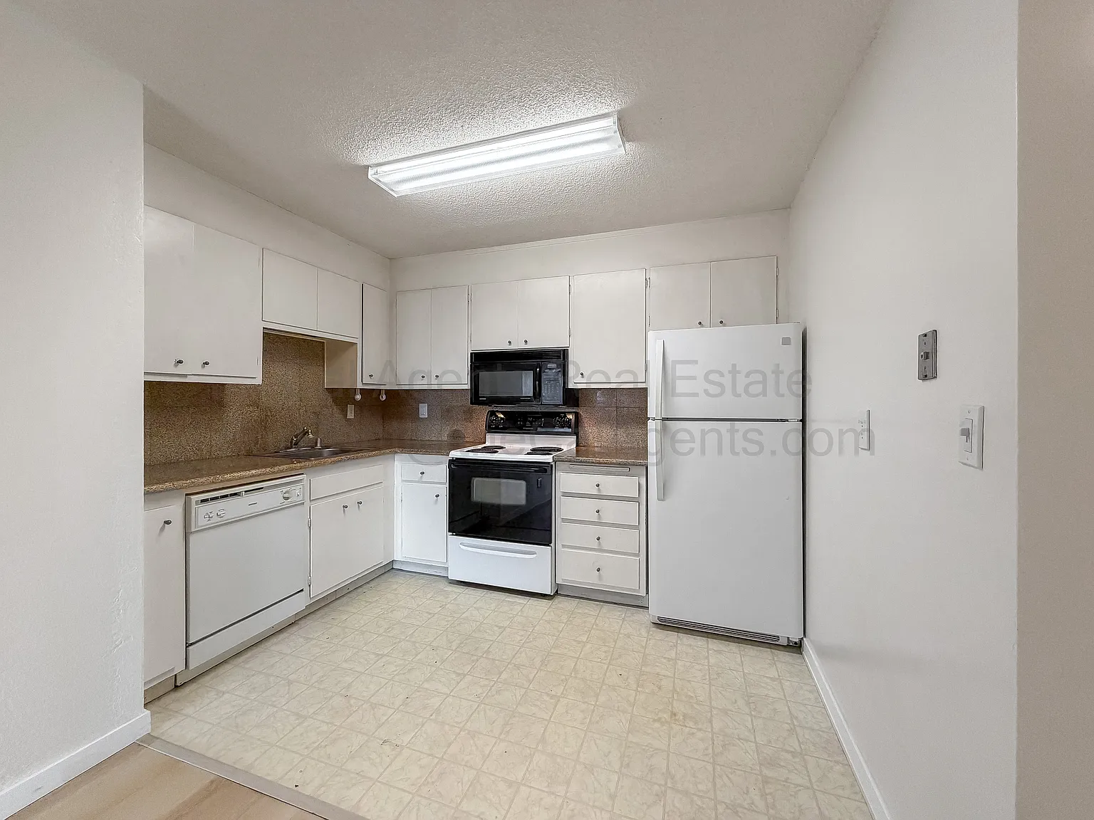 3 bed, 715 sqft, $4,500 — Photo 2