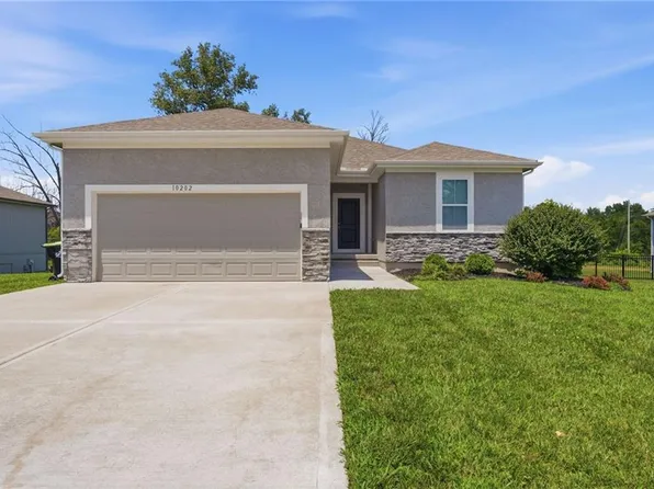 10202 Siena Dr, Peculiar, MO 64078