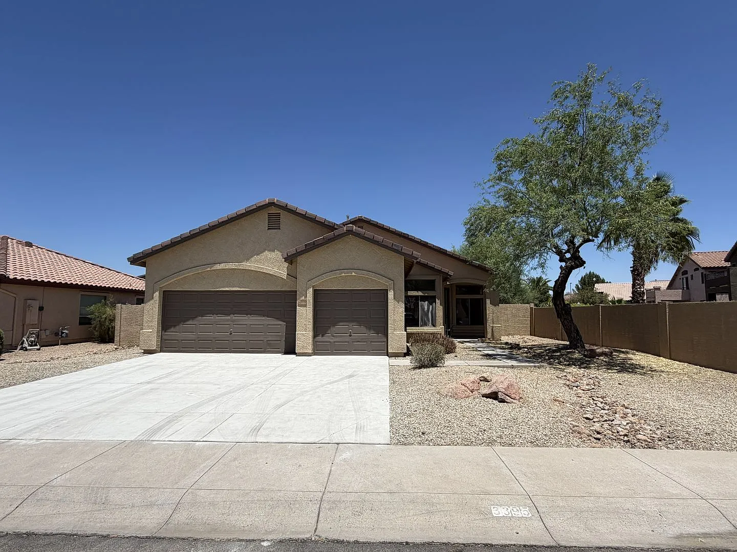 3-bedroom plus den 2-bathroom, 3 car garage! Spacious Backyard! — Photo 2