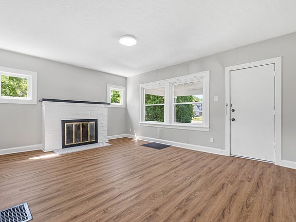 5th image of 443 Harvard Pl