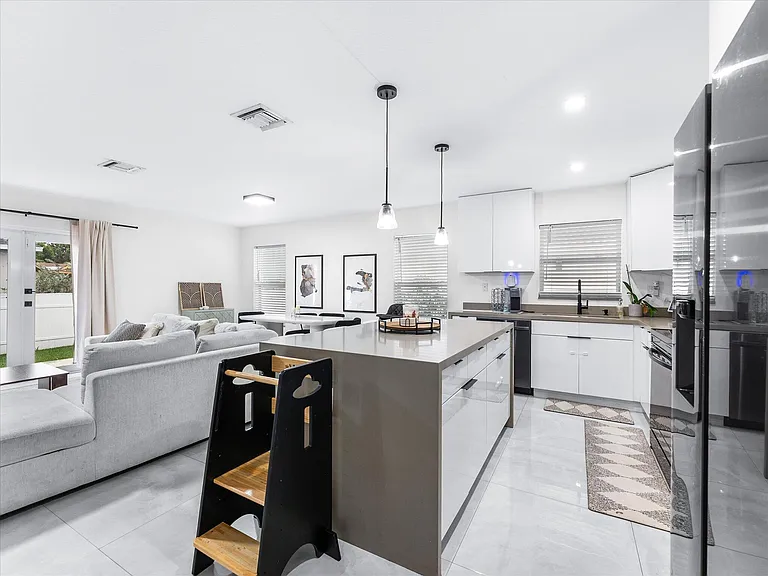 2848 NW 9th Pl — Photo 8