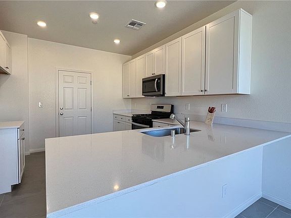 4th image of 8470 Vacarez Dr