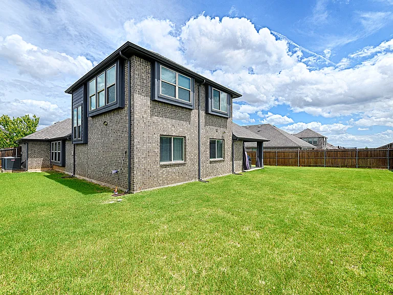 1721 Maplewood Dr — Photo 30