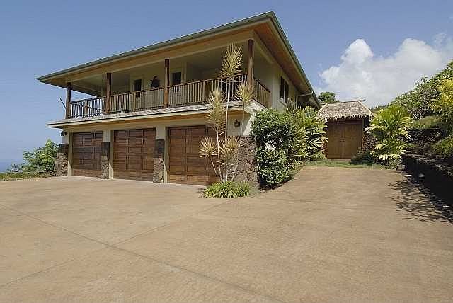 Split level w/3 car garage