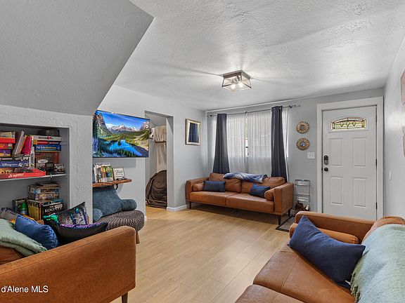 3rd image of 804 Residence St