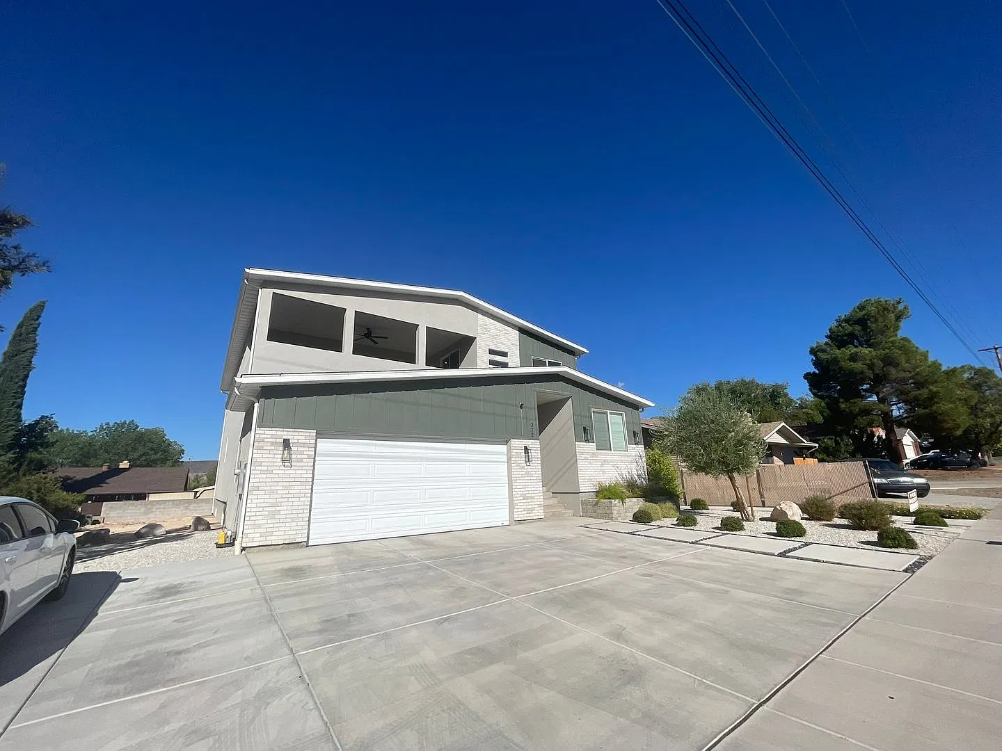 372 House — Photo 2