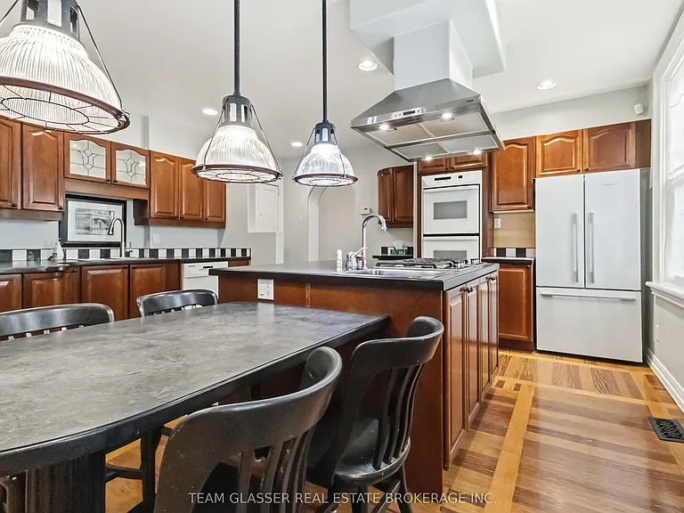 510 Dufferin Ave — Photo 17