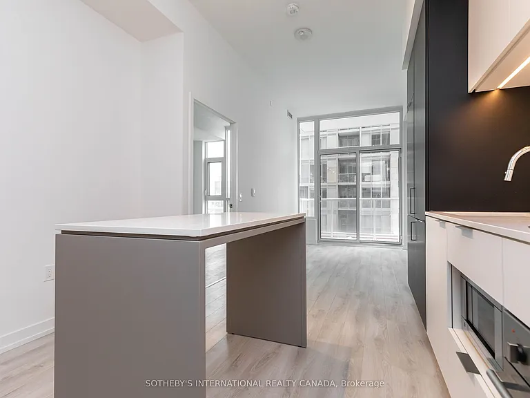 33 Helendale Ave #403 — Photo 12